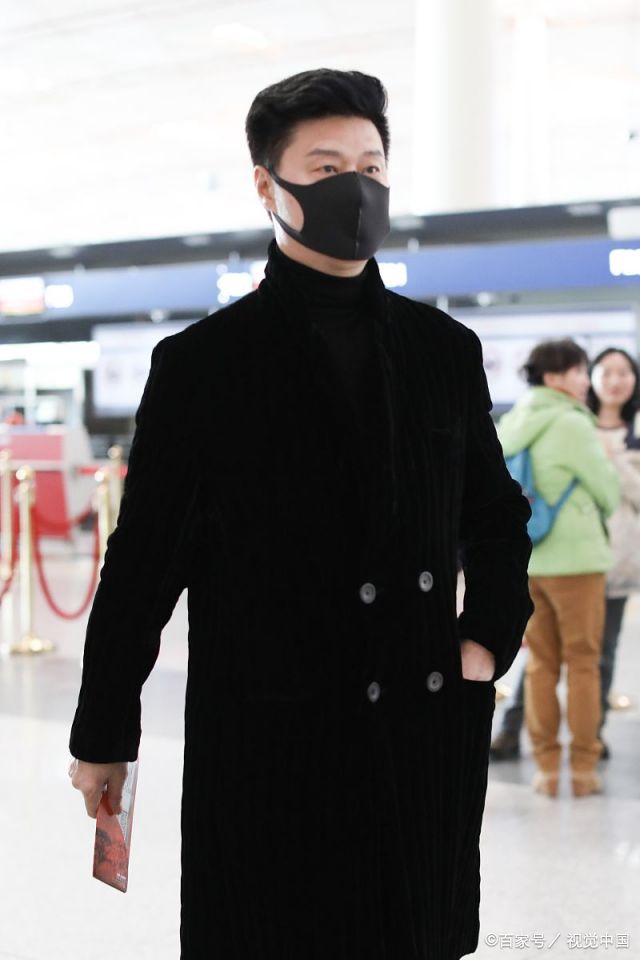 范冰冰爸爸范涛现身机场,身材高大走路笔挺气场气质堪比超模